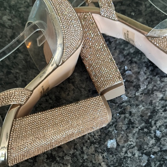 Olivia Ferguson Gold Chunky Platform Heels with Shimmering Straps 8 - Picture 15 of 16